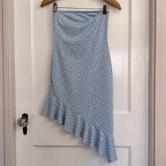 MISSGUIDED Asymmetrical Baby Blue/White Polka Dot Ruffle Hem Bandeau Mini Dress - Picture 4 of 10